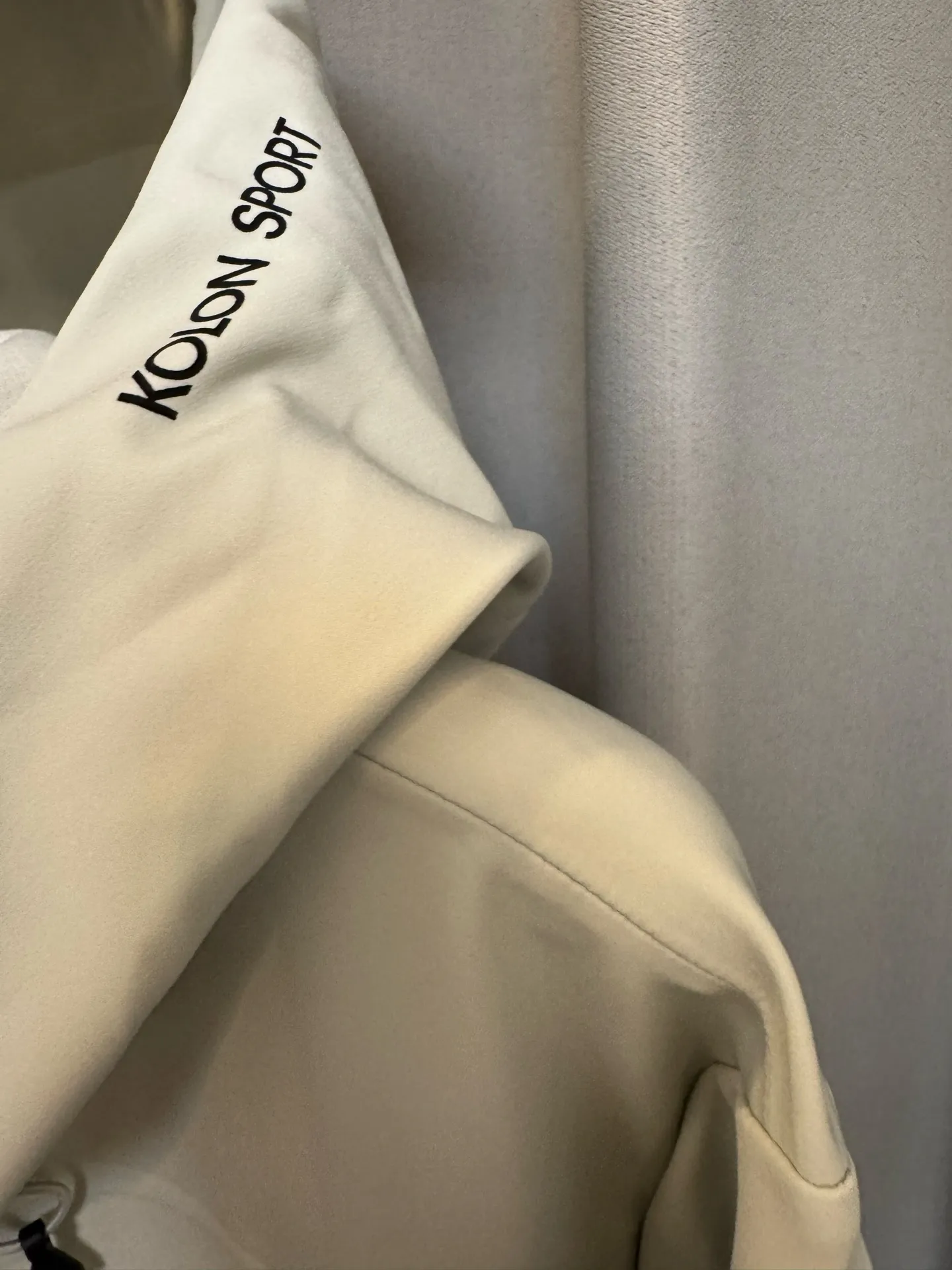 [Premium Replica] KOLON SPORT/Kolon 26fw Wind Spine Graphene Soft Shell Jacket Water-Repellent Anti-static Hooded Fleece Jacket Core Product Features 1 Fabric and Protection ◦ Made of GORE-TEX 2L professional waterproof and breathable membrane, waterproof index ≥5000mm H₂O, moisture permeability ≥5000g/(m²·24h), can cope with moderate to heavy rain and strong wind weather. ◦ The outer layer is made of Wear-Resistant nylon fabric, which is tear-resistant and scratch-resistant. It is suitable for outdoor hiking, mountain climbing and other scenes, while taking into account the lightweight nature of urban commuting. 2 Fit and design ◦ Slim cut, suitable for Asian body shapes, not bulky, taking into account freedom of movement and aesthetics for daily wear. ◦ Hooded design with adjustable brim to improve head protection; raglan sleeve design to reduce constraints on arm movements. ◦ Front main zipper + waterproof zipper pocket on the chest, and large-capacity diagonal pockets on both sides to achieve multi-partition storage, and the waterproof zipper effectively prevents items from getting damp. ◦ The hem and cuffs are equipped with adjustable drawstrings/velcro, which can flexibly adjust the fit, lock in temperature and prevent wind. 3 Logo and details ◦ The brand’s Classic “Two Trees” logo is printed on the left chest, which is highly recognizable; some styles have the GORE-TEX logo on the hem, highlighting their professional attributes. ◦ The body has simple lines, no unnecessary decoration, and a minimalist style, making it suitable for various occasions. 🎨 Three-color style and adaptable scene Color Style features Adaptable scene Navy Blue color Calm and atmospheric, low-key Versatile Workplace pass Color: Haze Blue Size: m/l/xl/2xl